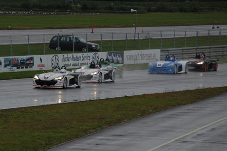 Kørerne i Sportscar Endurance Championchip startede dagen i regn og blæst, som i øvrigt havde præget vejret det sidste døgn på Padborg Park.